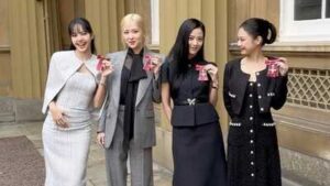 Raja Charles III memberikan penghargaan Most Excellent Order of the British Empire (MBE) kepada Jisoo, Jennie, Rose, dan Lisa.