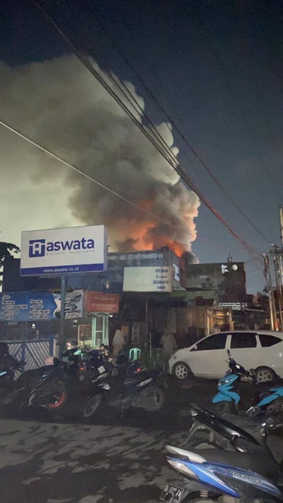 Ratusan Petugas Berjibaku Tangani Kebakaran Bengkel Mobil di Banjarmasin