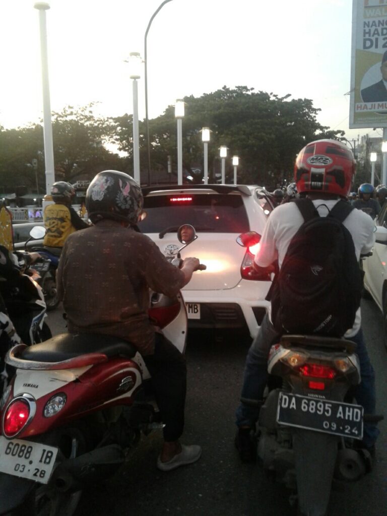 Terjebak Macet di Jembatan Pasar Lama