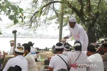 Umat Hindu Samarinda “Melasti” Perdana di Sungai Mahakam