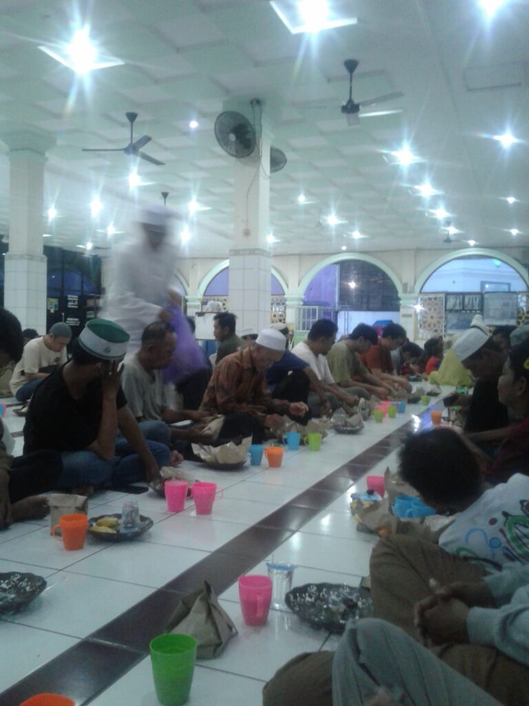 Buka Puasa di Masjid Mulai Sepi