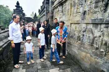 Presiden Jokowi Ajak Keluarga Berakhir Pekan di Candi Borobudur