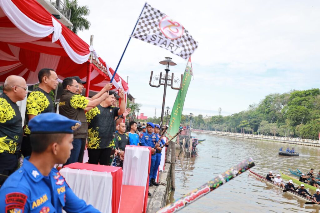 Lomba Jukung Baanam Memperingati Hari Bhayangkara ke-78