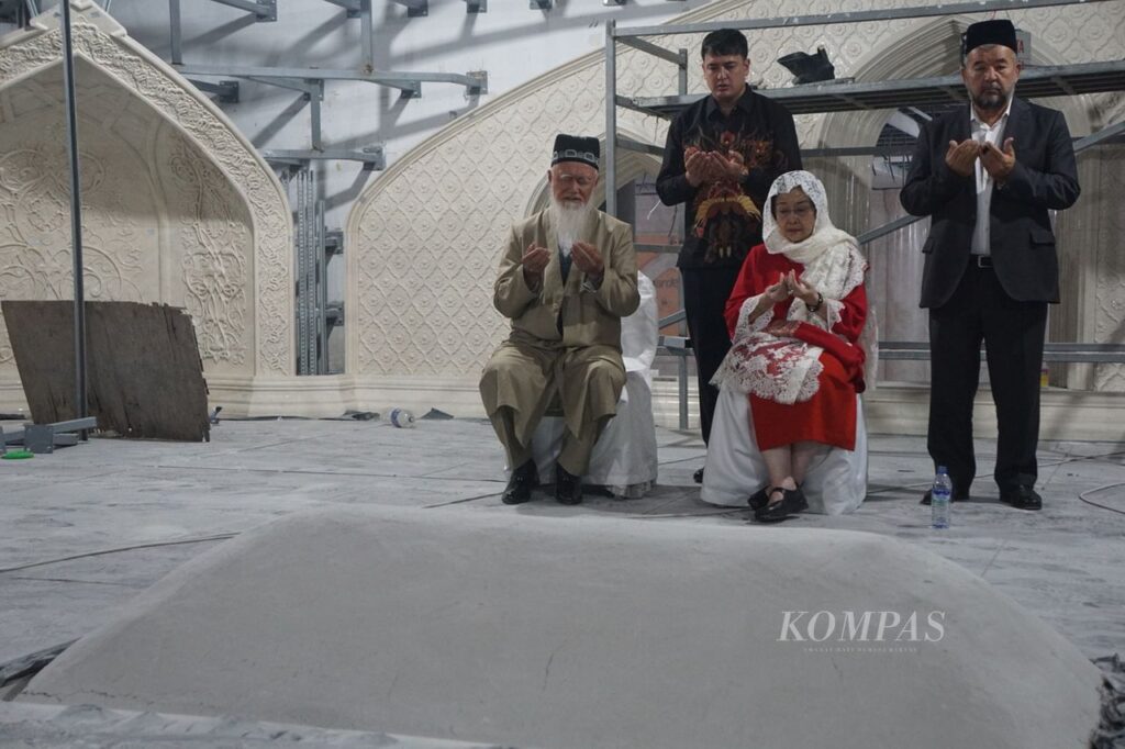 Megawati Berdoa dan Menangis di Makam Imam Al Bukhari