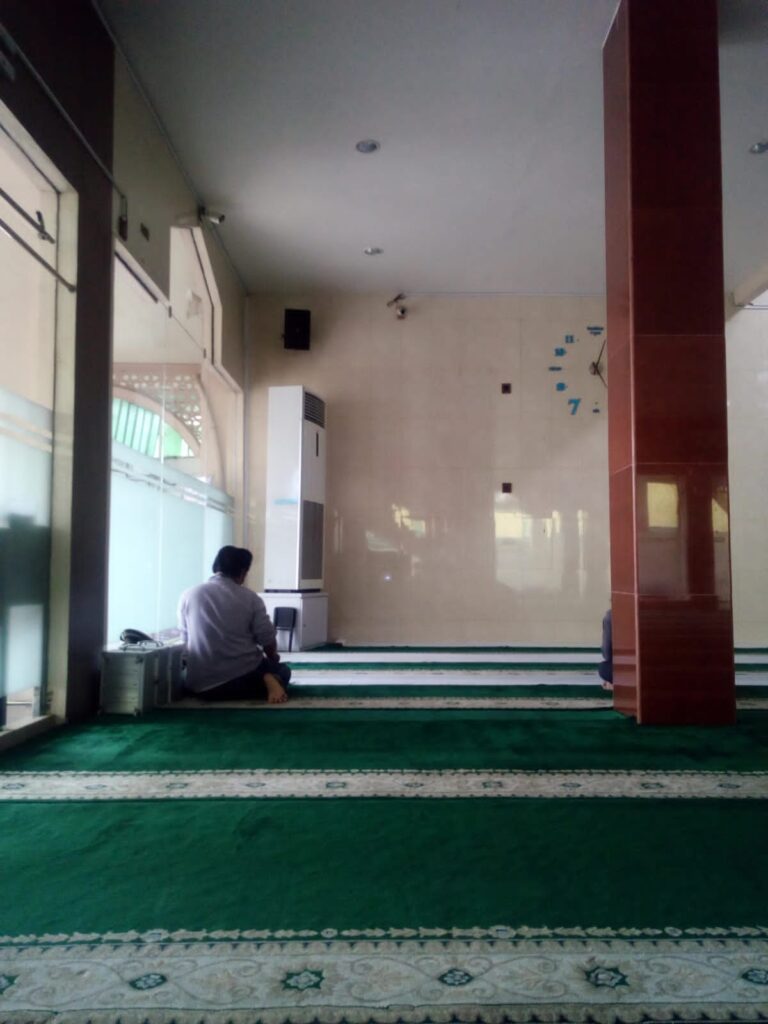 Shalat Ashar di Masjid Ar-Rahim