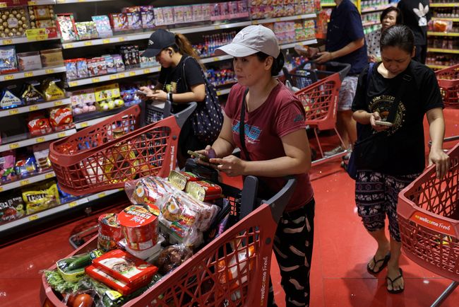 Potret Hong Kong Panic Buying, Indomie Jadi Buruan di Keranjang