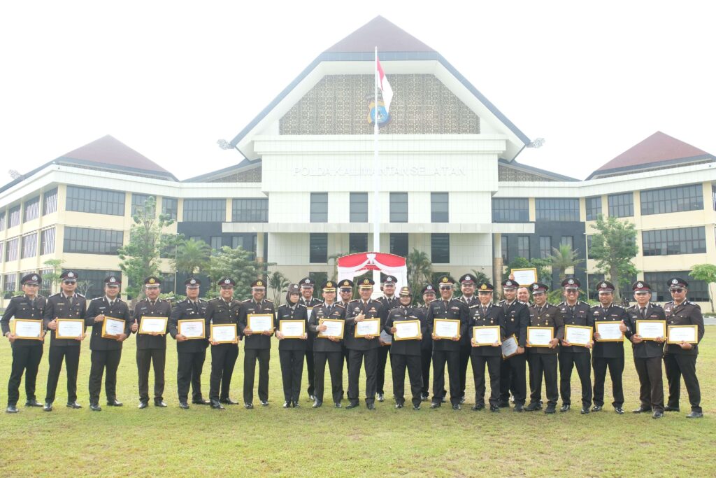 Gubernur Beri Penghargaan Personil Ditreskrimsus Polda Kalsel