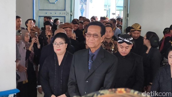 Momen Sultan HB X Melayat PB XIII di Keraton Solo