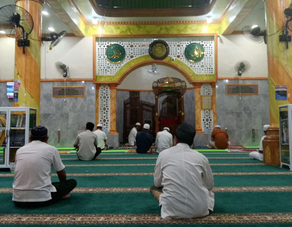 Menjadi Muslim yang Otentik di Tengah Tekanan Sosial