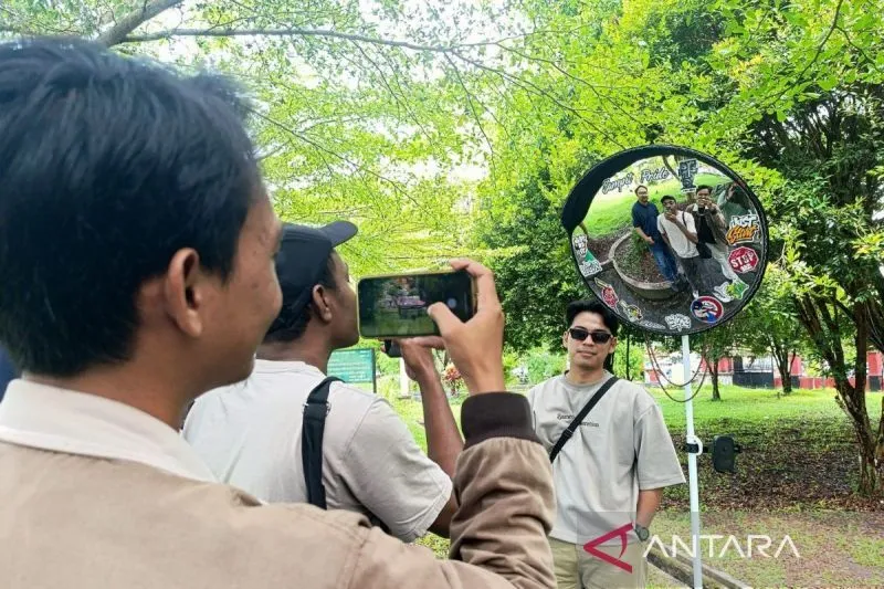 Pemuda di Sampit Manfaatkan Peluang Usaha dari Tren Convex Mirror Selfie