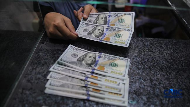 Nilai Tukar Rupiah Rekor Terendah, Ada Bank Jual Dolar Nyaris Rp17.700