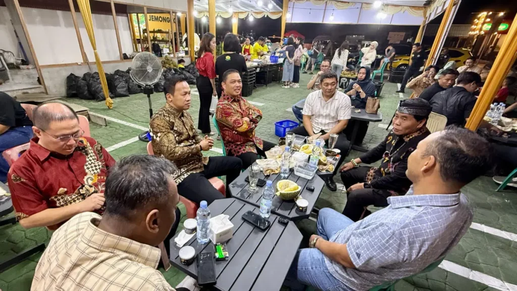 Ria Norsan dan Zainal Arifin Paliwang Nikmati Durian Bersama